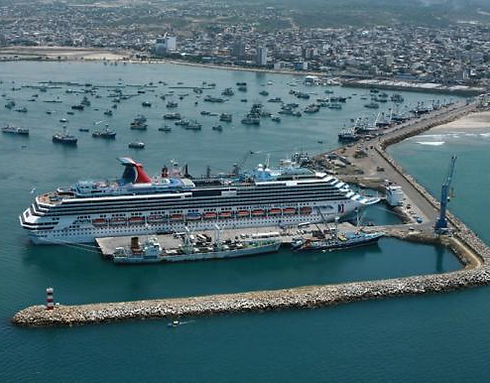 Crucero atracado en el puerto de Manta