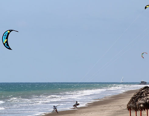 Practicantes de kitesurf en una playa de Manta