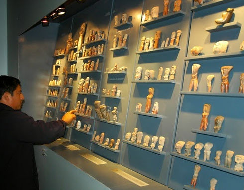 Sala de exhibición arqueológica de un museo en Manta