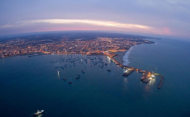 Vista aérea del puerto de Manta al atardecer