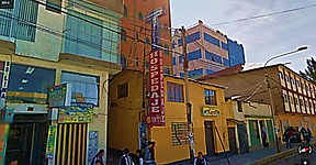 Fachada del Hostal Flor Andina en una calle del centro de Puno