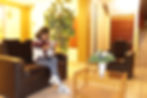 Sala de estar del Hostal Flor Andina con sillones y luz cálida