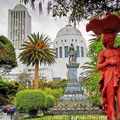 Parque central de Ambato durante el día, con la catedral al fondo