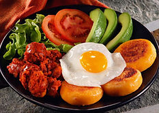 Desayuno típico ecuatoriano tipo llapingacho servido en Ambato