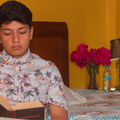 Huésped leyendo en una de las habitaciones del Hostal Johsteen