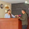 Recepcionista del Hostal Johsteen entregando llaves a un huésped