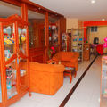 Sala de estar del Hostal Johsteen con muebles de madera