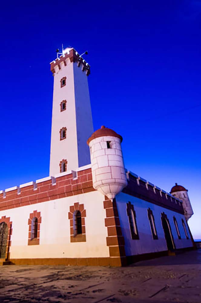Faro Monumental de La Serena iluminado al atardecer