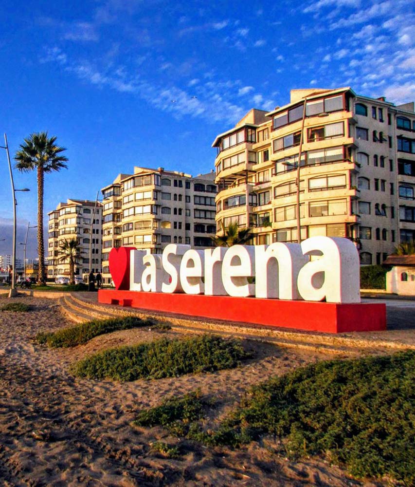 Monumento Le Amo La Serena en la Avenida del Mar, junto a edificios frente a la playa