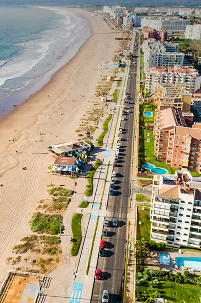 Vista aérea de la Avenida del Mar de La Serena con playa y edificios frente al mar