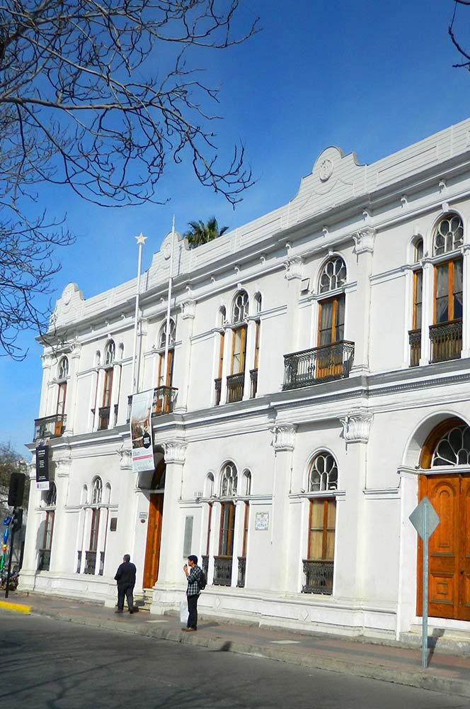Edificio patrimonial de estilo colonial en el centro de La Serena