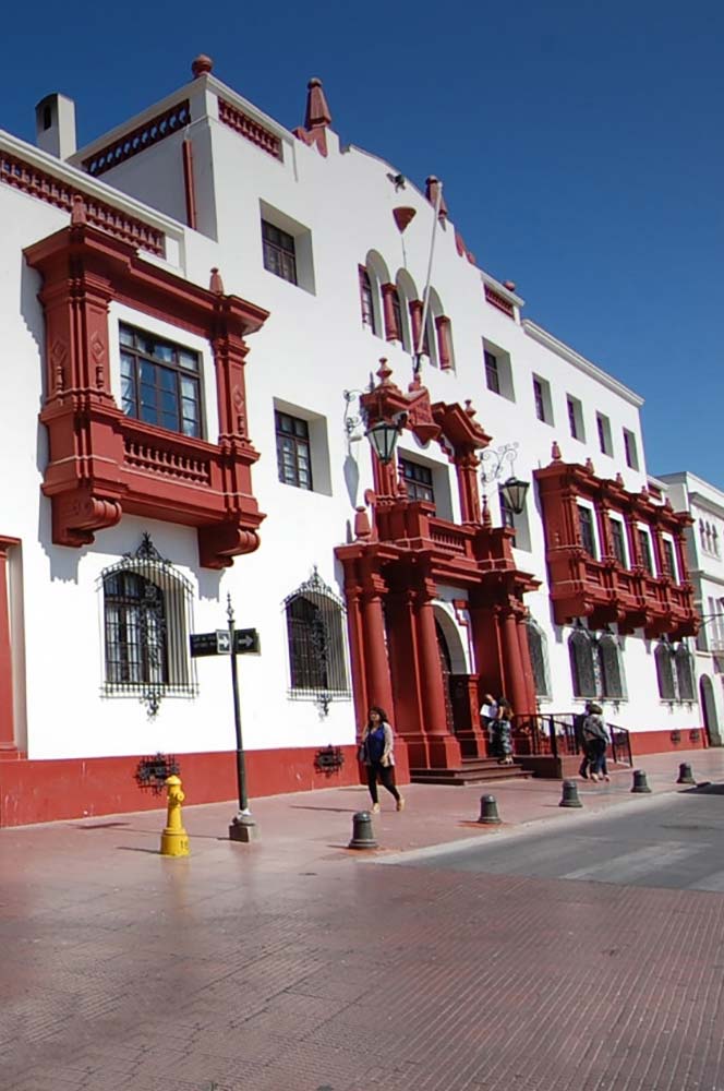 Edificio del centro histórico de La Serena con balcones de estilo colonial