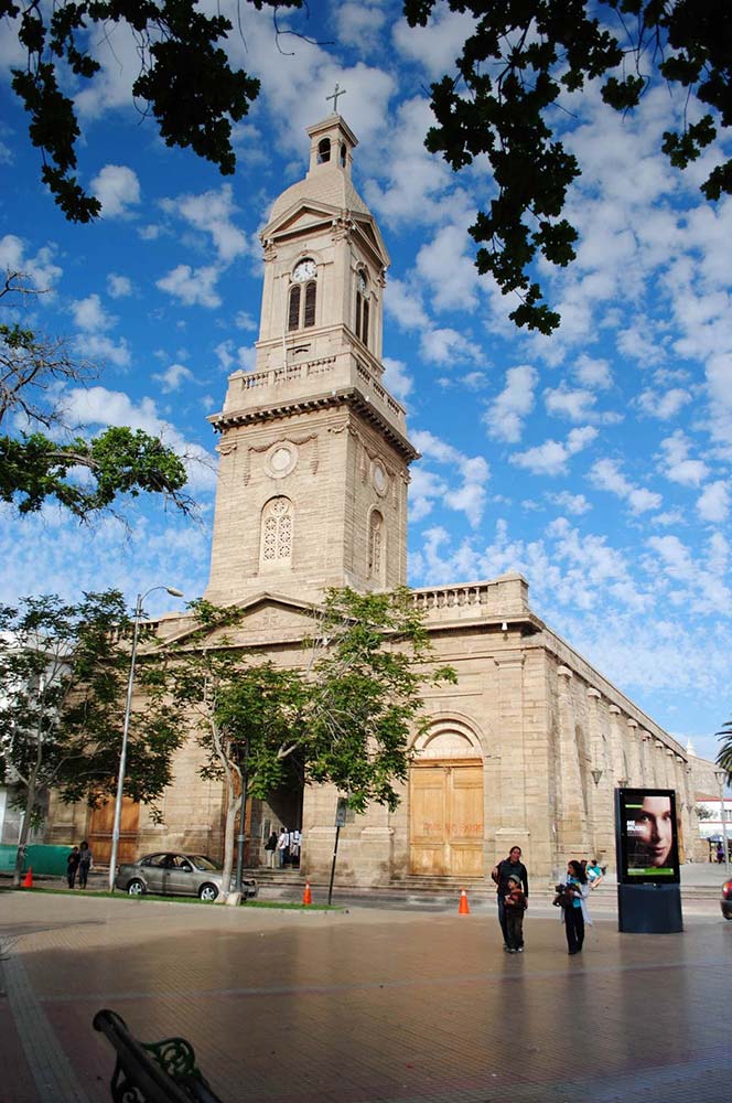 Catedral de La Serena con su torre y reloj en la Plaza de Armas