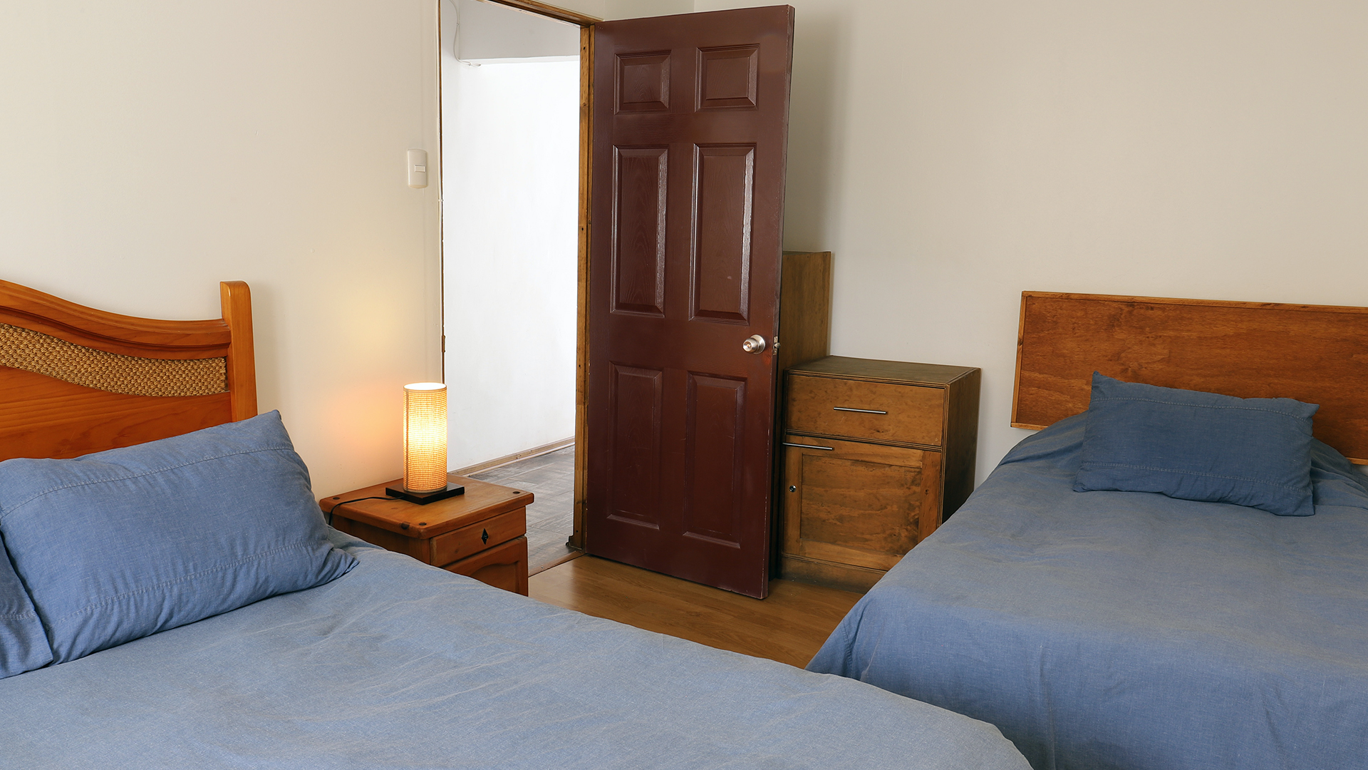 Habitación Doble del Hostal La Serena con dos camas individuales