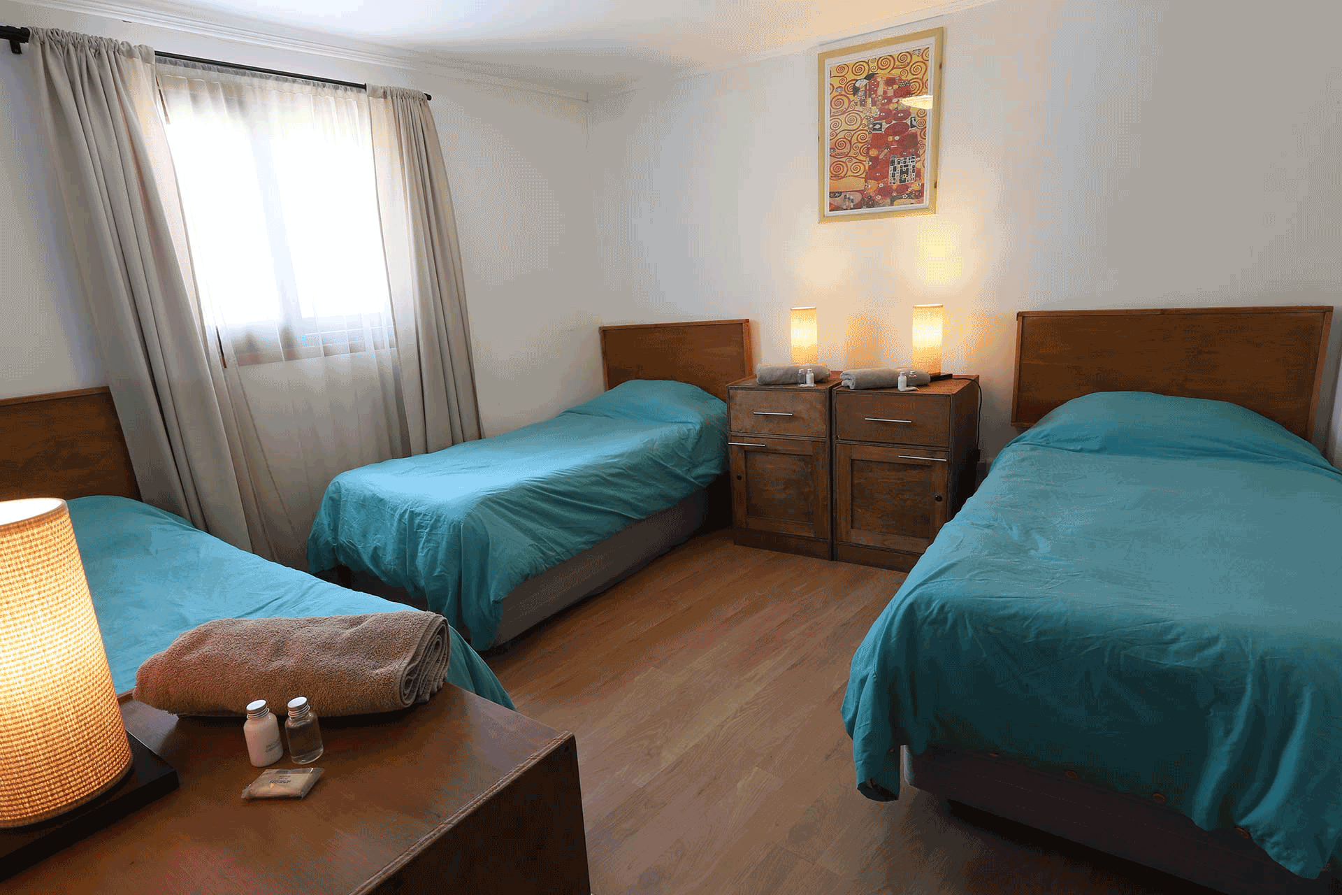 Habitación Triple del Hostal La Serena con tres camas individuales