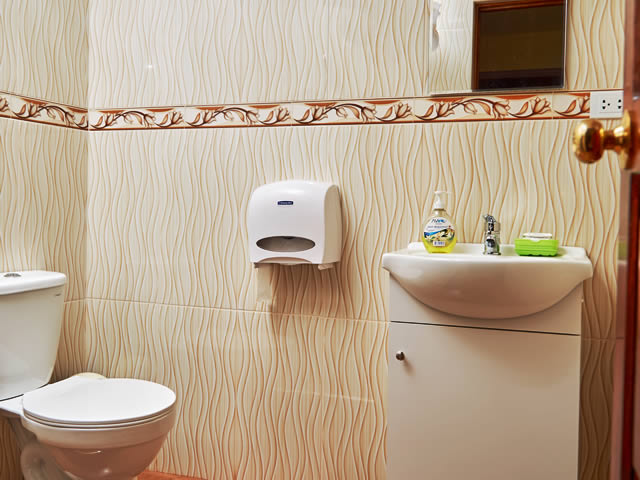 Baño privado de una habitación del Hostal Santa Rosa de Lima