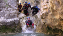 Descenso de barranco en la Serranía de Cuenca, salto a una poza