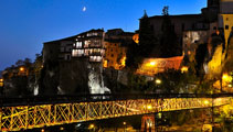 Casas Colgadas de Cuenca iluminadas de noche