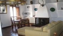 Salón con chimenea del Hostal Tabanqueta