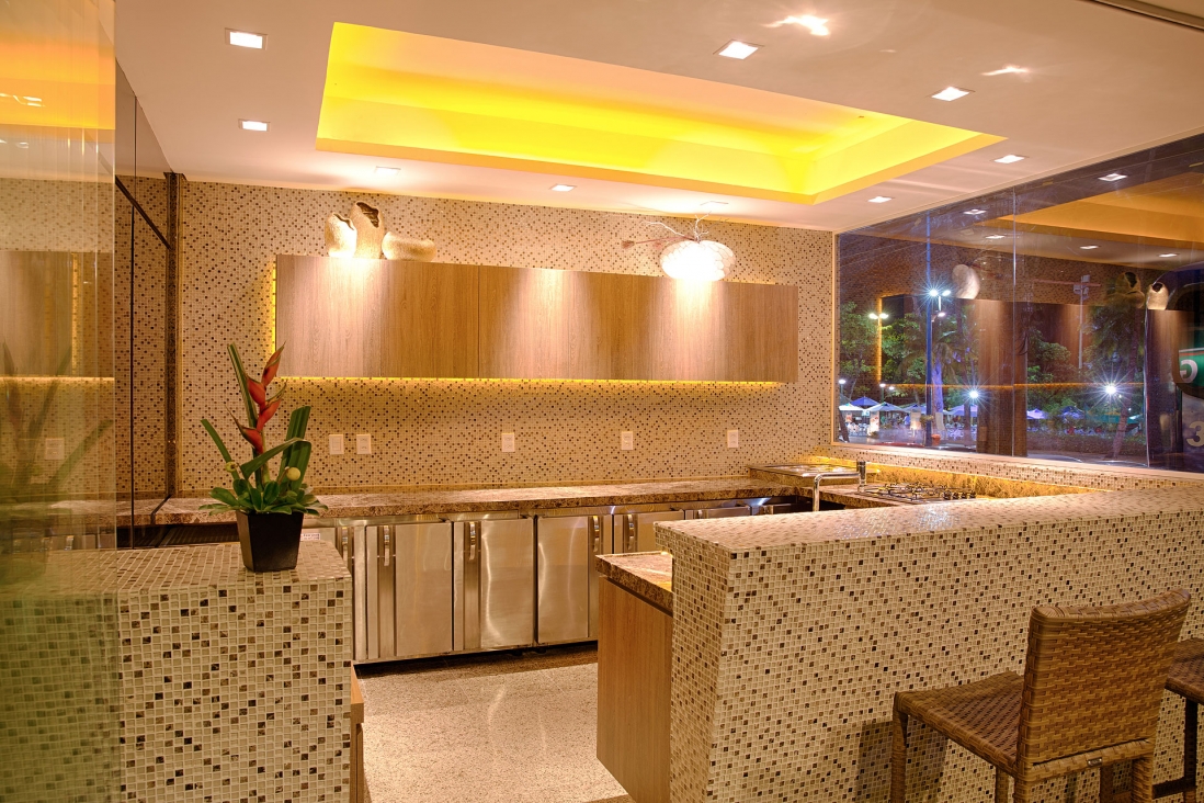 Espaço gourmet do Hotel Beira Mar com bancada em mosaico e vista para a orla