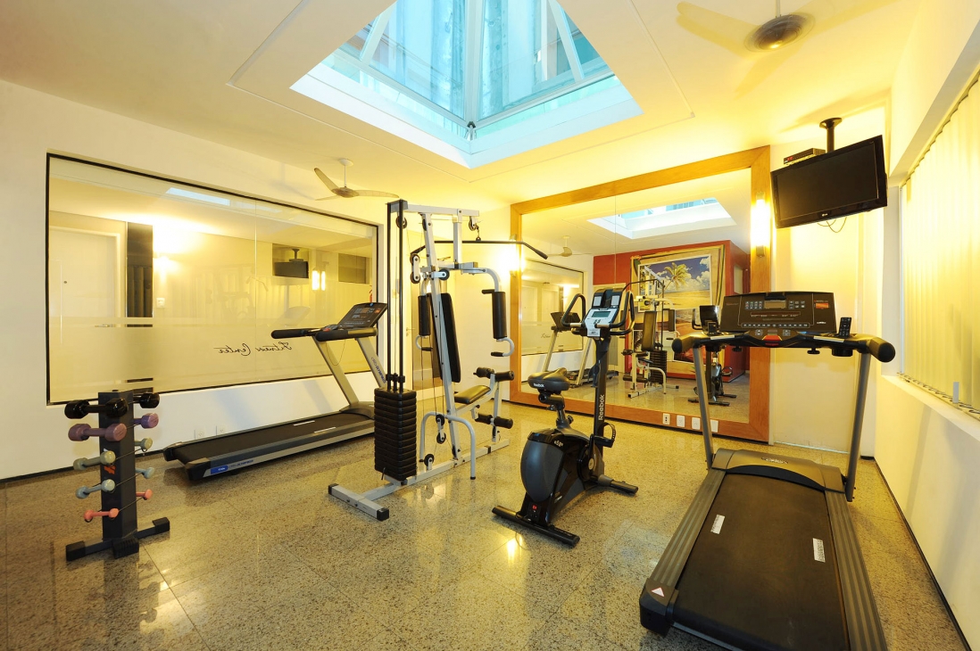 Academia / fitness center do Hotel Beira Mar com esteiras e aparelhos de musculação