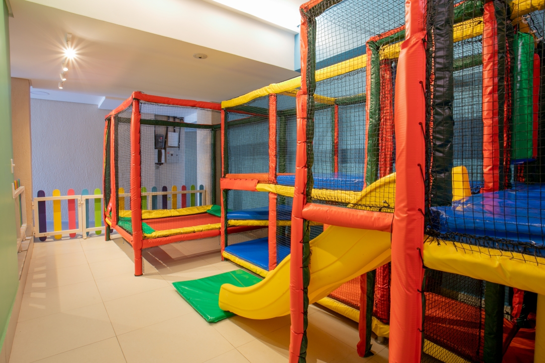 Espaço kids do Hotel Beira Mar com brinquedão colorido e escorregador