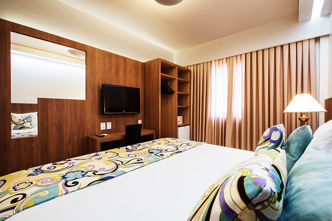 Apartamento Standard do Hotel Beira Mar com cama de casal, TV e escrivaninha
