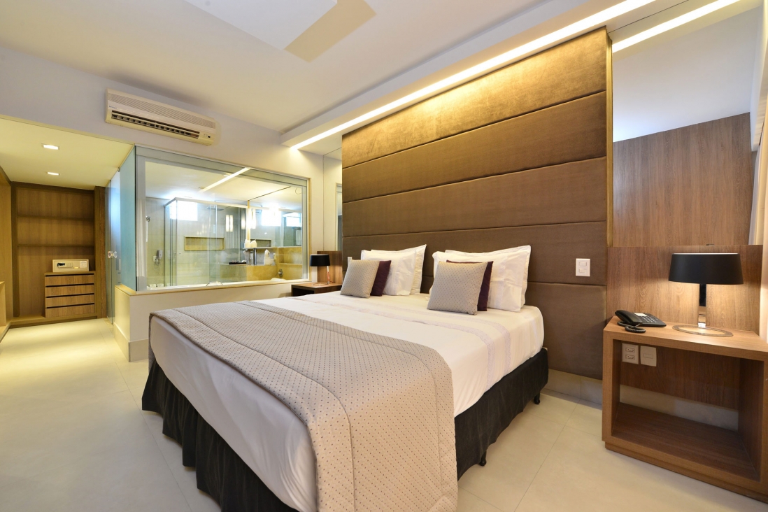 Suíte Premium do Hotel Beira Mar com cama king ampla e banheiro com hidromassagem em box de vidro