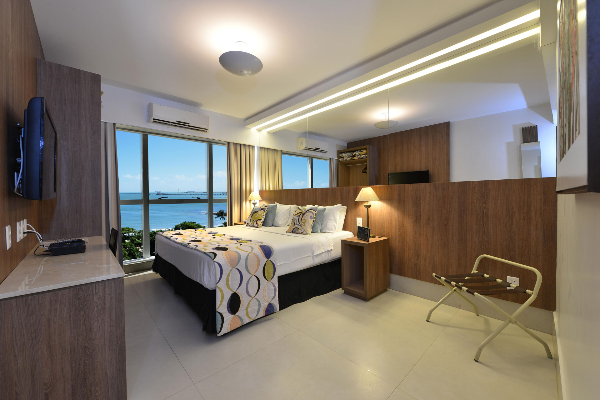 Apartamento Vista Mar do Hotel Beira Mar com cama king e janela ampla de frente para o Atlântico