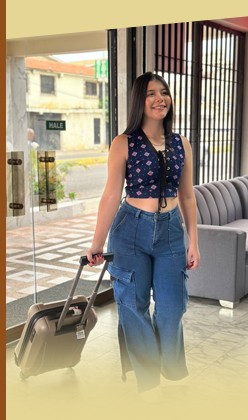 Huésped a la entrada del Hotel Euro con su equipaje