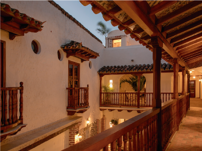 Balcones de madera y galería colonial nocturna del Hotel Getsemaní Luxury en Cartagena