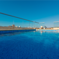Piscina en la terraza del Hotel Getsemaní Luxury con vista al cielo de Cartagena