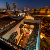 Vista nocturna desde el rooftop del hotel hacia los edificios modernos de Bocagrande