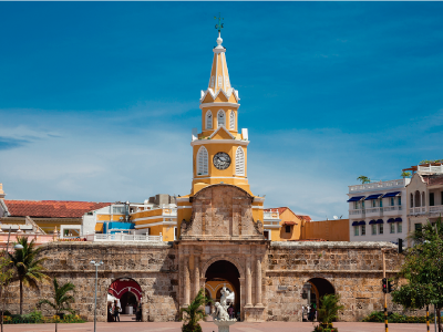 Torre del Reloj y Puerta del Reloj de la Ciudad Amurallada de Cartagena, a pasos del hotel