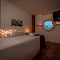 Sala de tratamientos del spa del hotel con velas y ambiente relajante