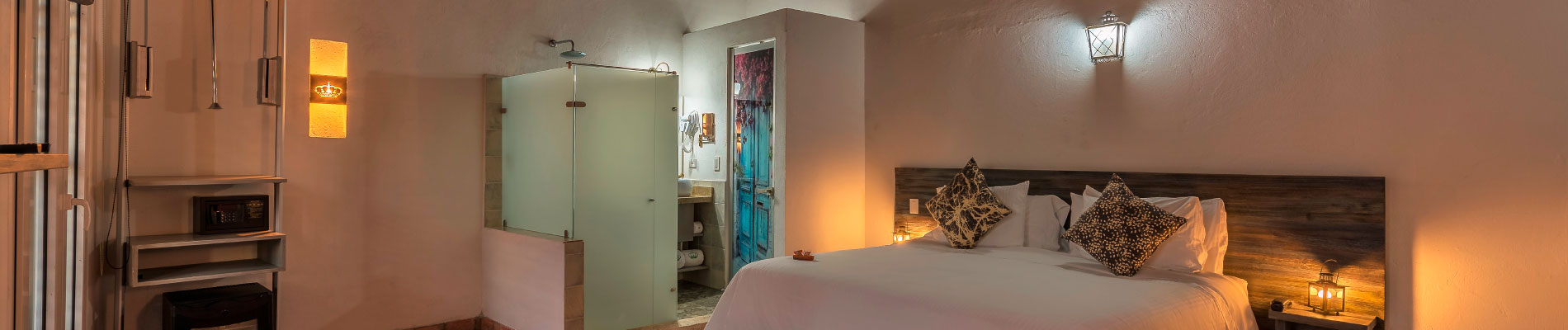 Habitación Junior del Hotel Getsemaní Luxury con techos de madera vista y piso en terracota