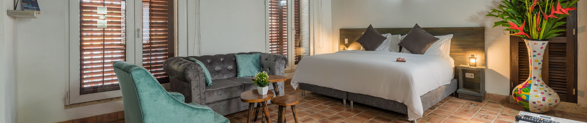 Suite del Hotel Getsemaní Luxury con sala de estar, sofá chesterfield y cama king
