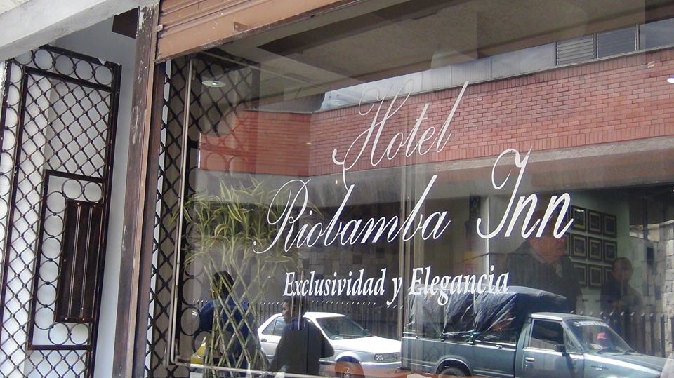 Fachada de vidrio grabado del Hotel Riobamba Inn en el centro de la ciudad