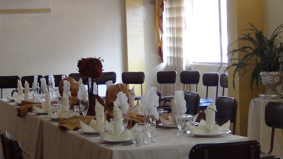 Salón de eventos del Hotel Riobamba Inn con mesa larga vestida para un banquete