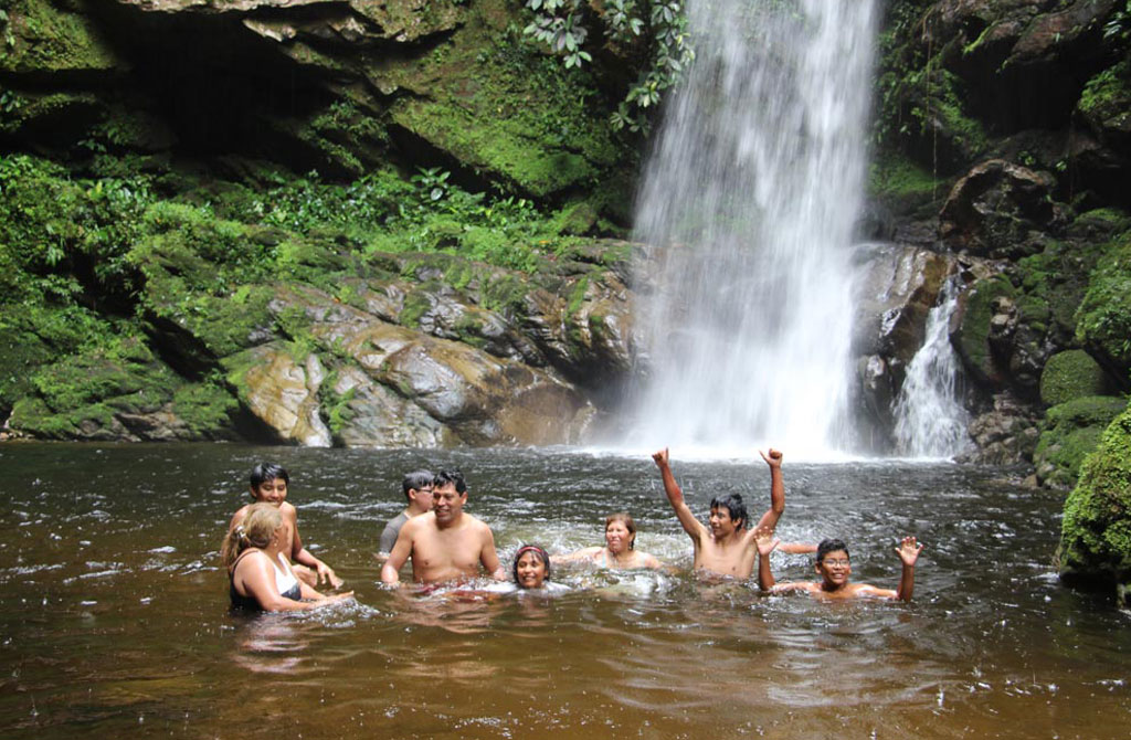 Turistas disfrutando de las Cataratas de Huacamaillo, a minutos del Hotel Tarapoto Inn