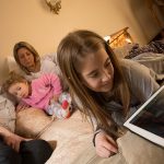 Huéspedes en familia relajados en una habitación del Hotel Tierra del Fuego