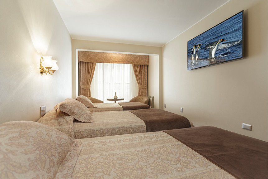 Habitación Triple del Hotel Tierra del Fuego con tres camas, ideal para familias