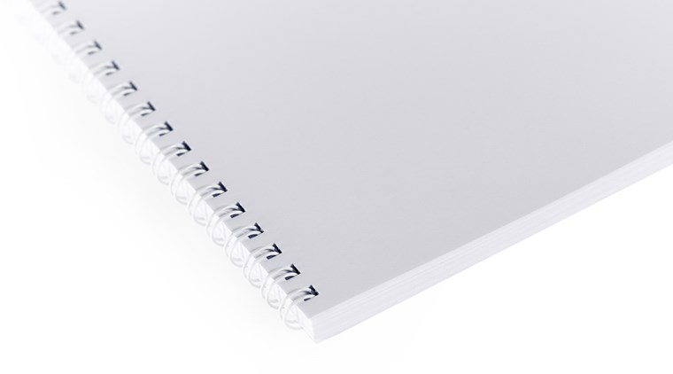 Detalle de encuadernación anillada de un cuaderno en primer plano