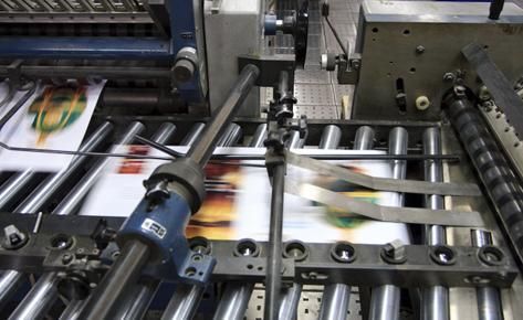 Máquina rotativa imprimiendo pliegos a todo color en la planta de Imprenta Victoria