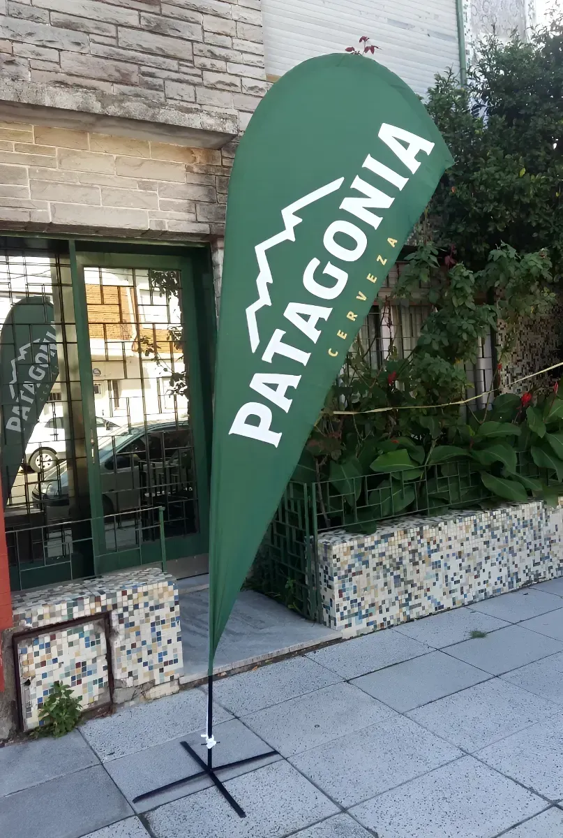Bandera publicitaria de gran formato instalada en la vereda de un local, ejemplo de impresión de gran formato