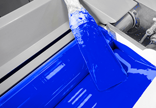 Detalle de tinta azul saturada sobre el rodillo de una máquina impresora en Impresiones S.A.