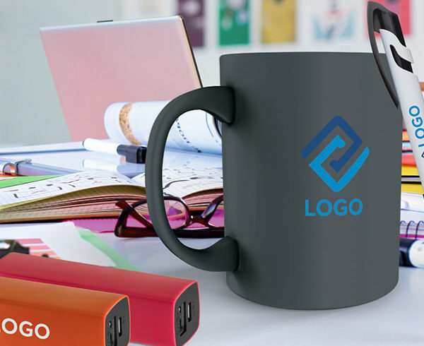 Taza y power bank con espacio para logotipo, ejemplo de artículos promocionales que ofrece Impresos César para empresas