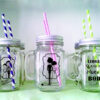 Vasos tipo mason jar con popote, ejemplo de artículos promocionales de Impresos César