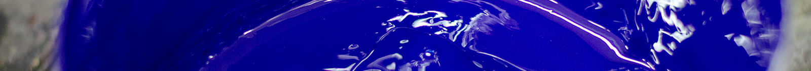 Detalle macro de tinta azul sobre un cilindro de impresión