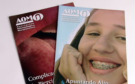 Revistas institucionales apiladas, impresas por Impresos IMA